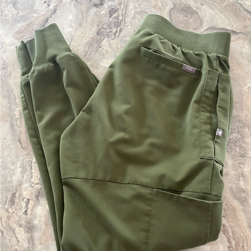 FIGS women’s medium, olive color with pink strings